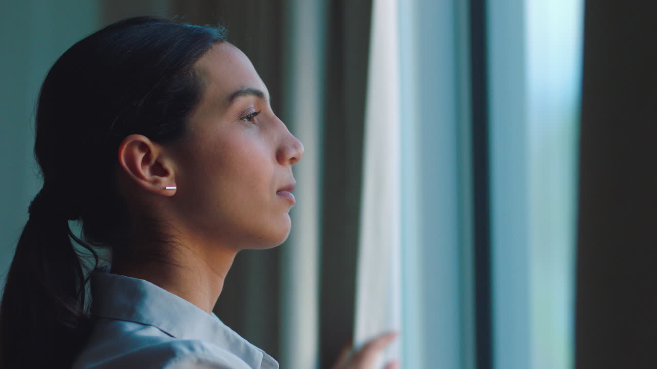 mujer joven abre la cortina después de un pacífico