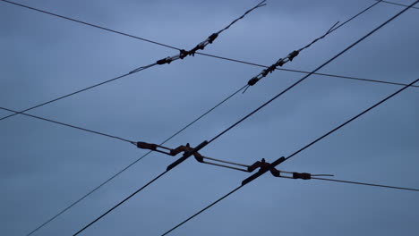primer plano cables de trolebús cielo nublado. cables eléctricos red para alta tensión