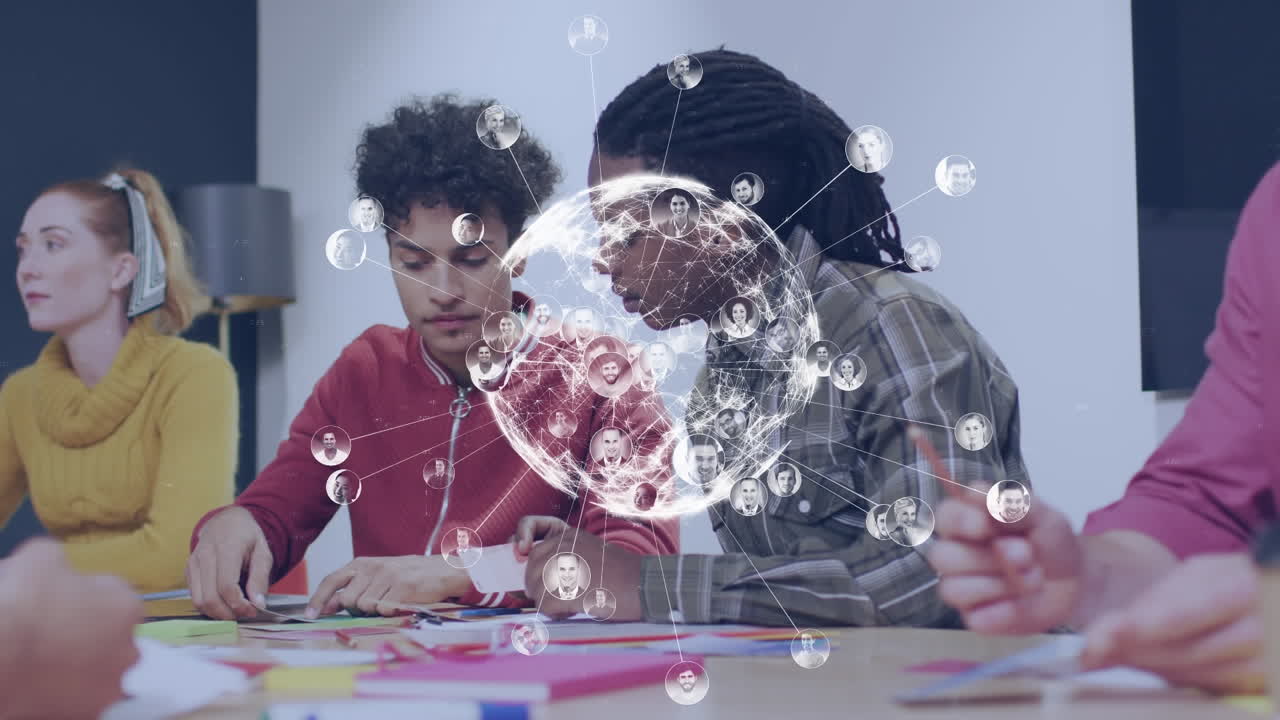 두 명의 다양한 남성 그래픽 디자이너가 사무실에서 논의하는 프로필 아이콘의 전 세계 애니메이션