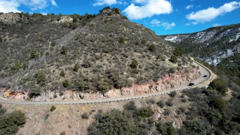 Coches-Conduciendo-Por-El-Paso-De-Montaña-De-Arizona-En-El-Desierto-Alto-Con-Nieve-Ligera-Y-Cielos-Azules--Antena