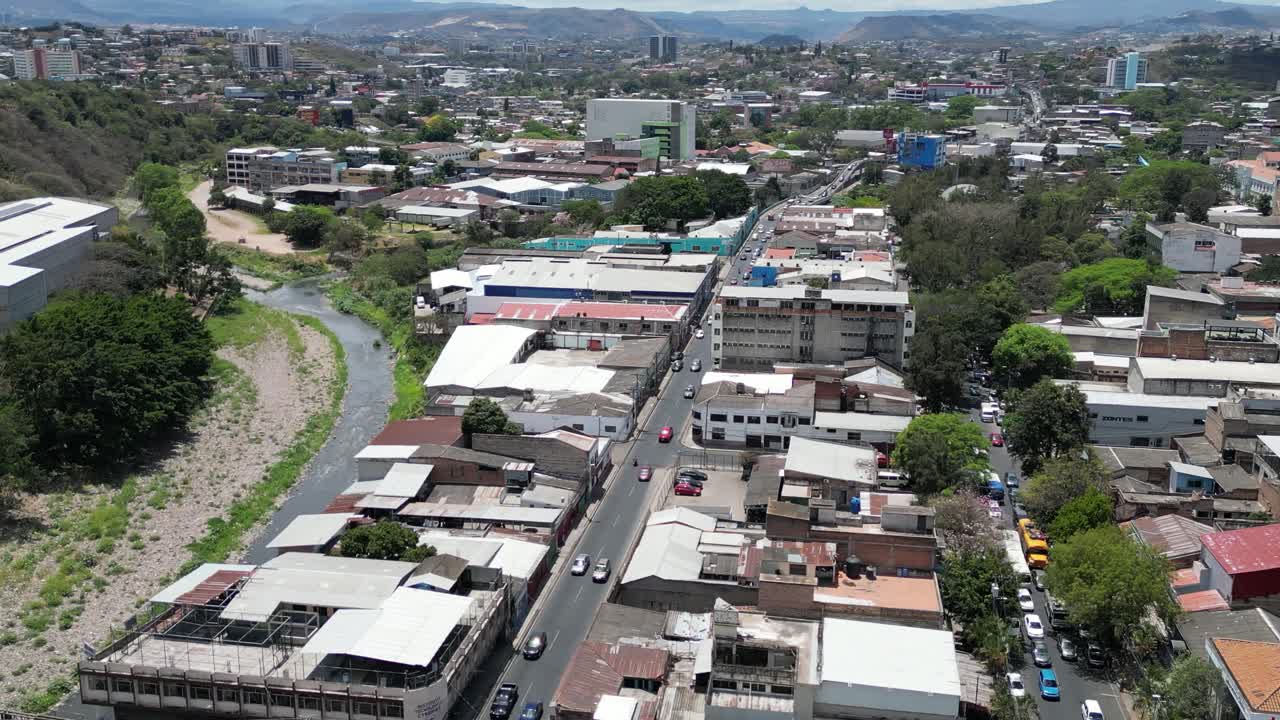 Veduta aerea dell'area urbana di Tegucigalpa attraversata da un fiume, Honduras.