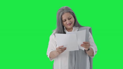 mujer gerente india feliz leyendo informes de negocios pantalla verde