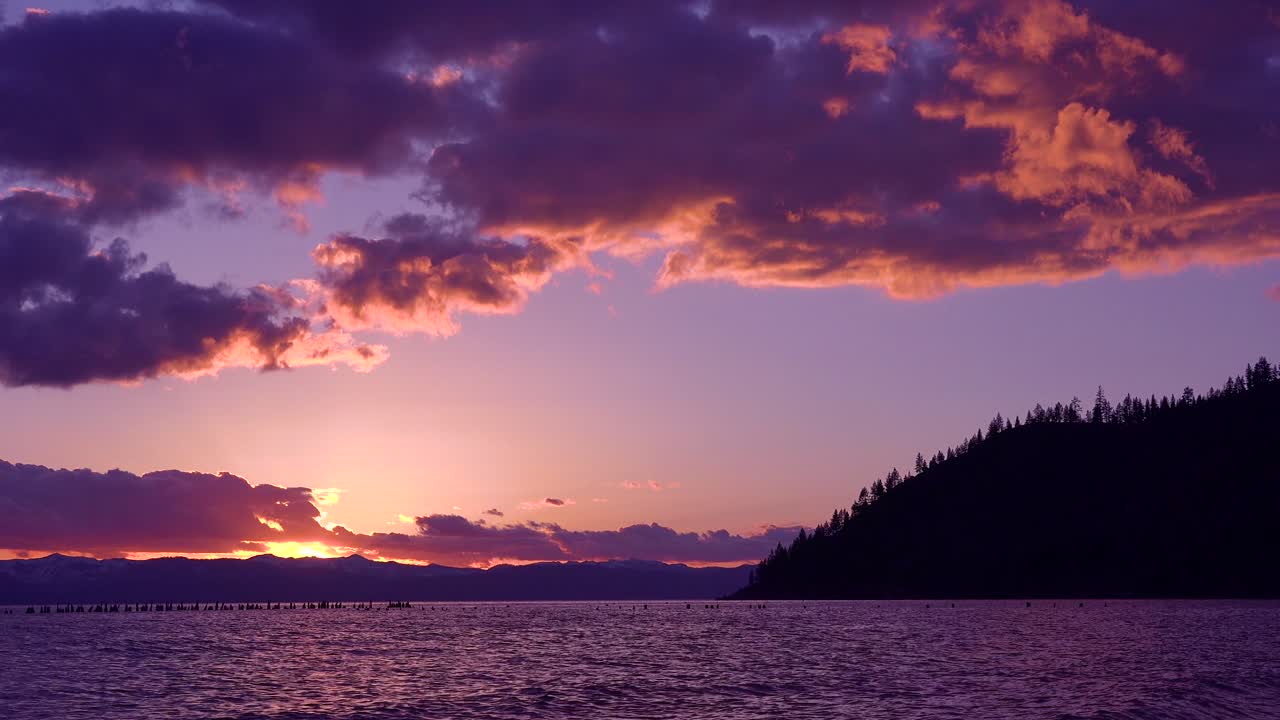 una hermosa puesta de sol de lapso de tiempo detrás de pilotes de muelle abandonados en glenbrook lake tahoe nevada