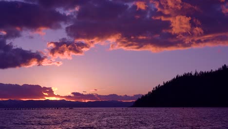 Una-Hermosa-Atardecer-De-Lapso-De-Tiempo-Detrás-De-Los-Pilotes-Del-Muelle-Abandonado-En-Glenbrook-Lake-Tahoe-Nevada