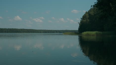 Ondas-De-Agua-En-Un-Lago-Tranquilo-En-Un-Ambiente-Natural-Pacífico