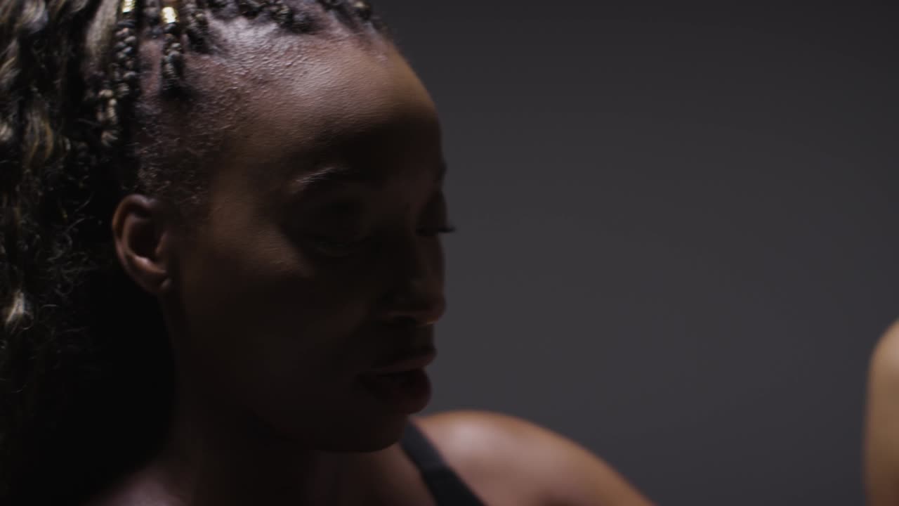 Fotografia de Estúdio de Mulheres Colocando Ataduras de Boxe nas Mãos Antes de se Exercitarem Juntas 5