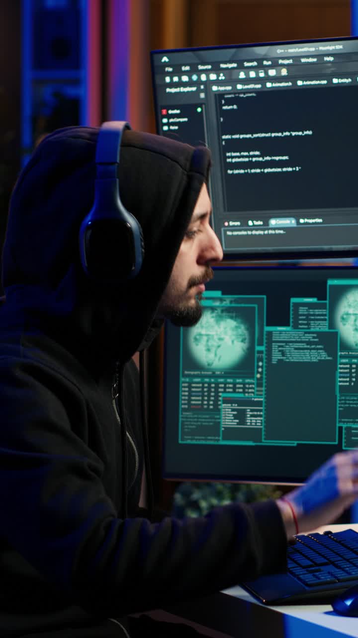 Hacker, der stjæler kreditkortnumre i en vertikal video, mens han lytter til musik i hovedtelefoner