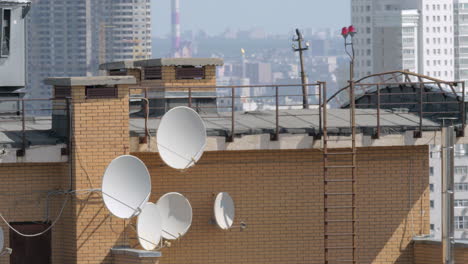 antenas parabólicas en el techo de la casa