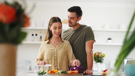 beso, amor y pareja en la cocina cocinando
