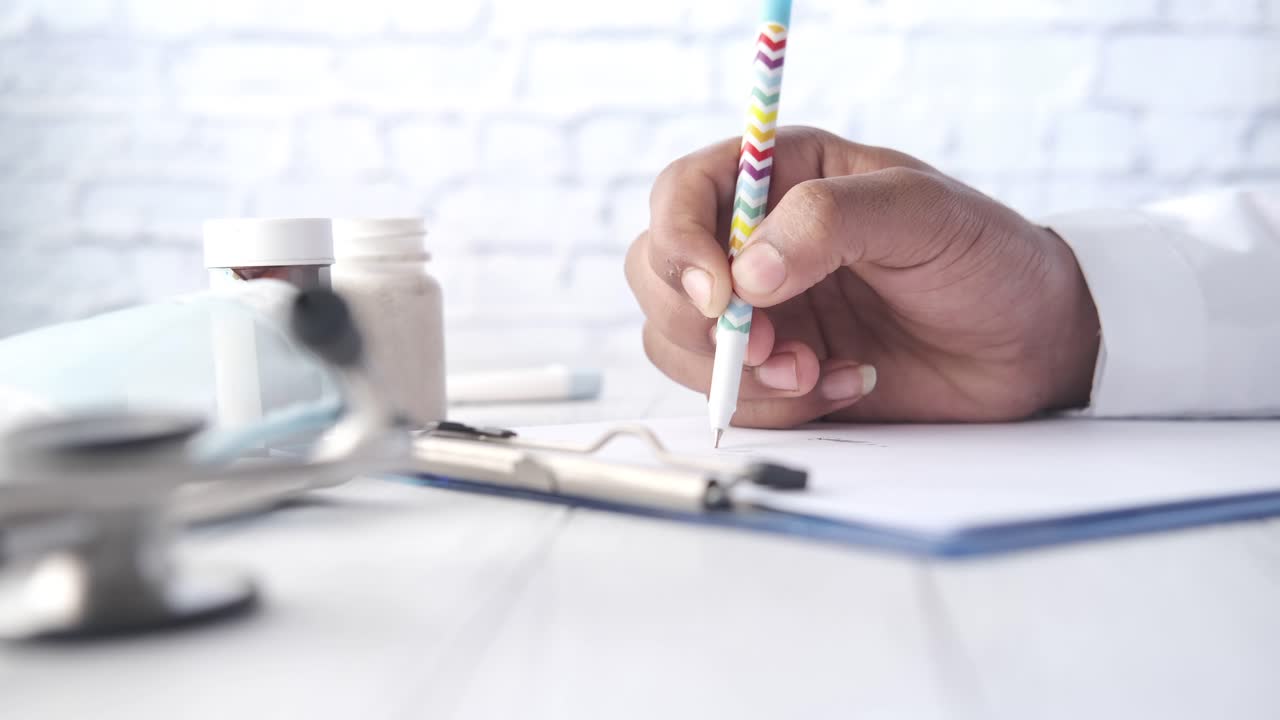 el médico escribiendo una receta