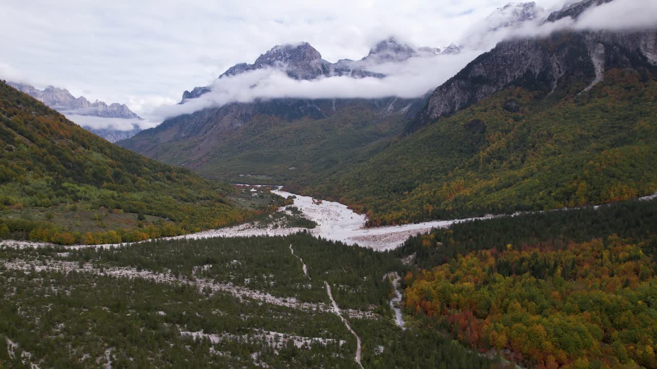 hermoso valle de valbona en colores otoñales con bosques y montañas altas
