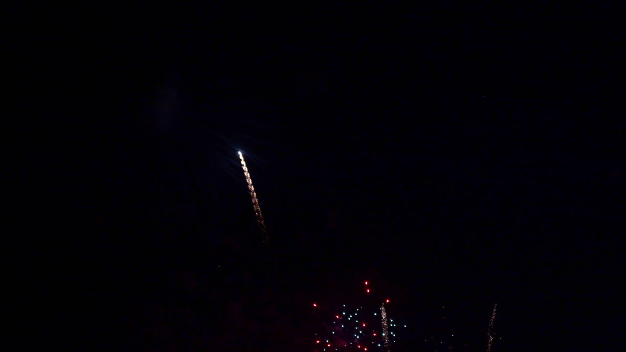 hermosos fuegos artificiales coloridos abstractos explotan en el cielo por la noche un símbolo de celebración en el aniversario de año nuevo para el fondo