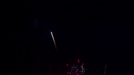 hermosos fuegos artificiales coloridos abstractos explotan en el cielo por la noche un símbolo de celebración en el aniversario de año nuevo para el fondo