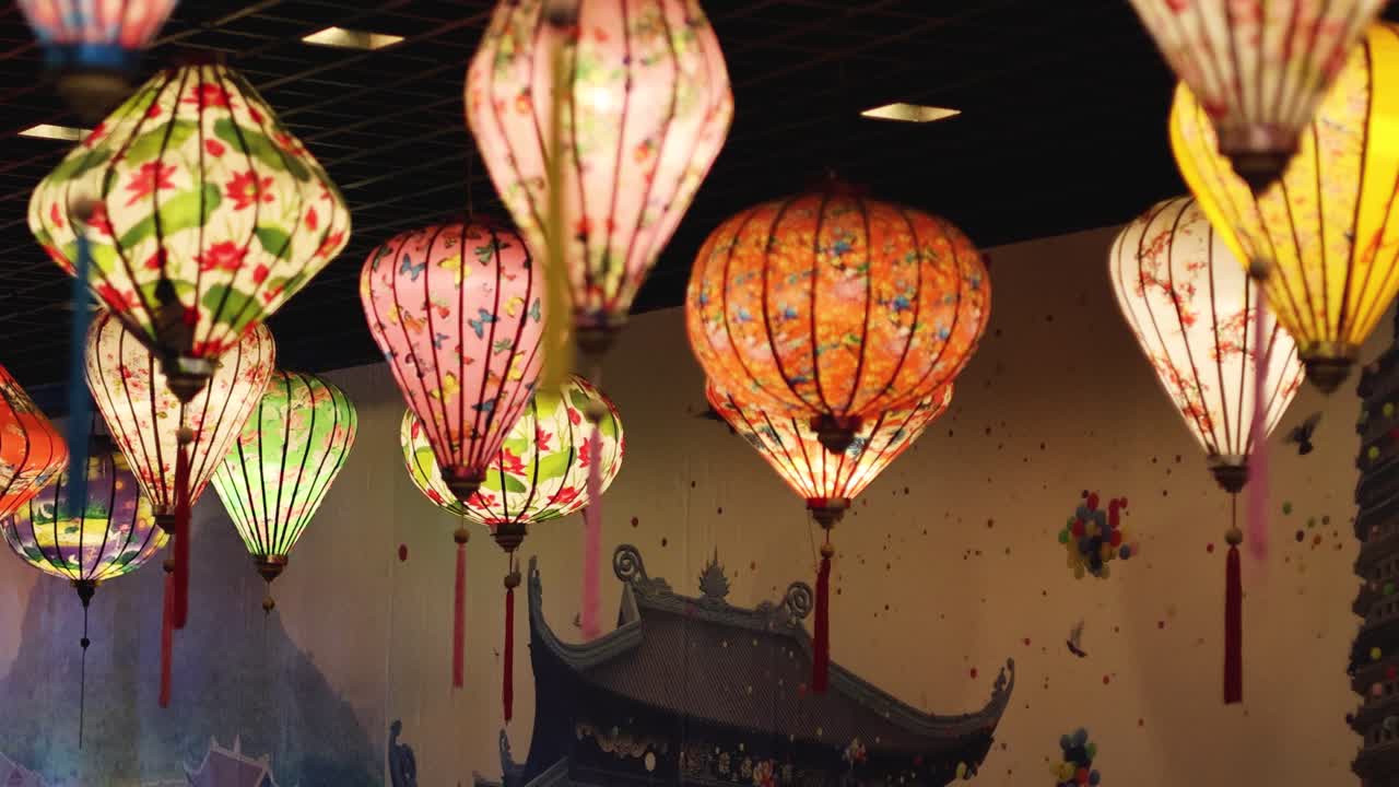 linternas vibrantes colgando en un entorno cultural