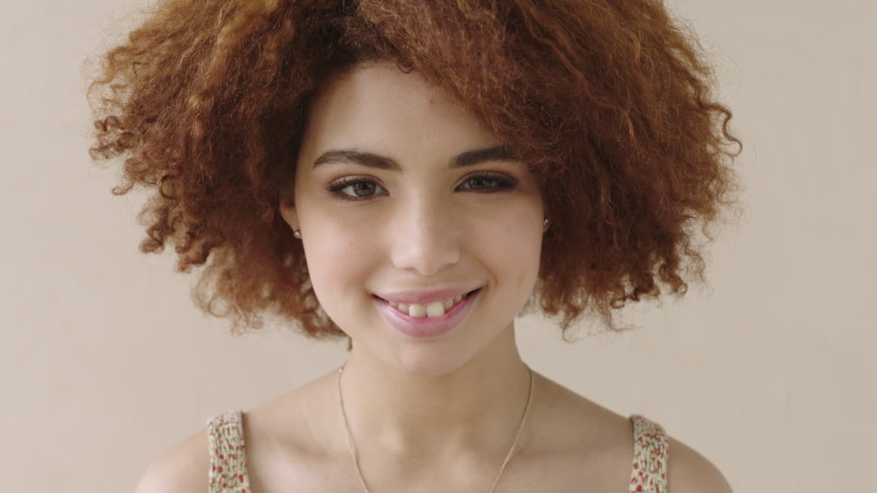 retrato de una mujer hermosa con afro sonriendo raza mixta feliz