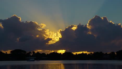 espectacular amanecer matutino sobre aguas tranquilas en la entrada del sur de florida