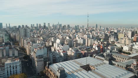 Paralaje-Aéreo-Sobrevolando-El-Palacio-De-Agua-Corriente-Con-Edificios-De-La-Ciudad-De-Buenos-Aires-En-Segundo-Plano