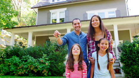 Retrato-De-Familia-Sosteniendo-Las-Llaves-De-Su-Nuevo-Hogar-Al-Mudarse-El-Día