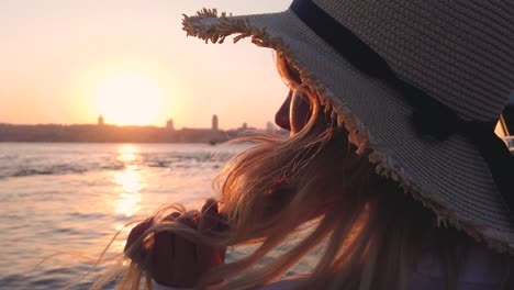 hermosa niña disfruta de la vista del atardecer del bósforo y estambul, un destino popular en estambul, turquía