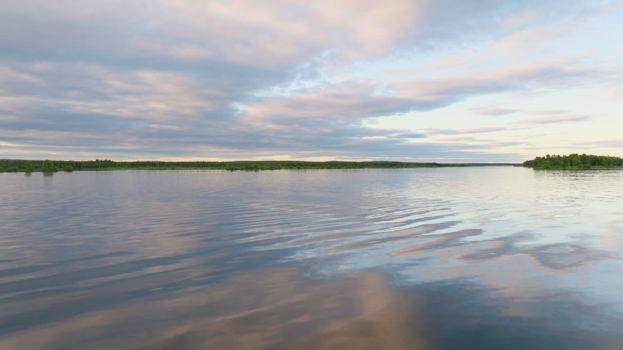 스웨덴 북부 라플란드의 고요한 호수에 반사된 하늘 - 공중 드론 샷