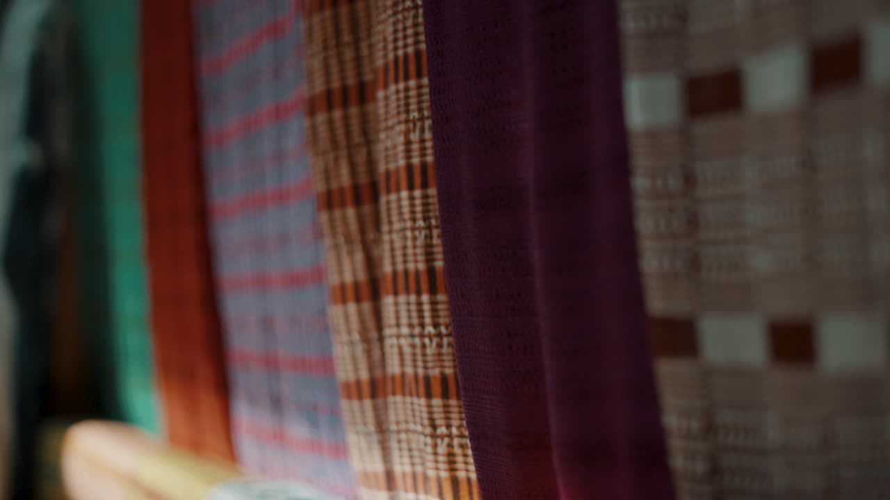 detalle textil hecho a mano - textiles mayas coloridos para la venta en una tienda de recuerdos - enfoque de estantería