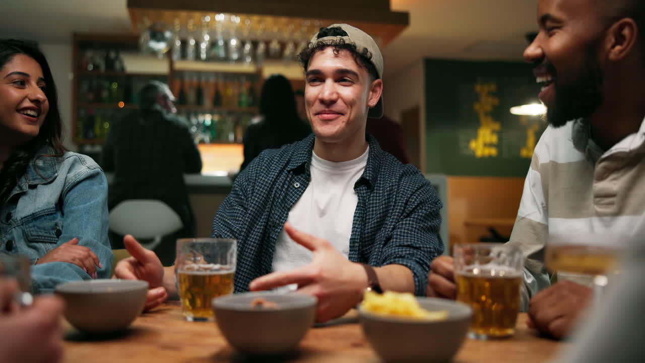 amigos disfrutando de bebidas en un bar