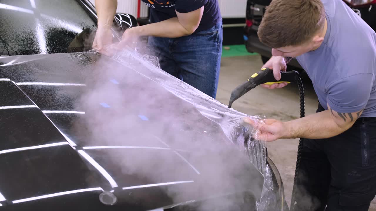 비닐 폴리우레탄 테이프로 자동차를 는 사람. 자동차를위한 필름. 자동차에 스티커 보호 필름