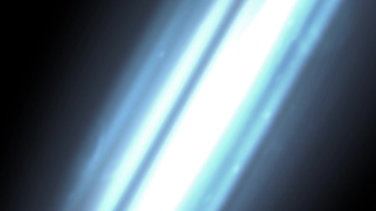 Raggi di luce blu eterei su sfondo nero