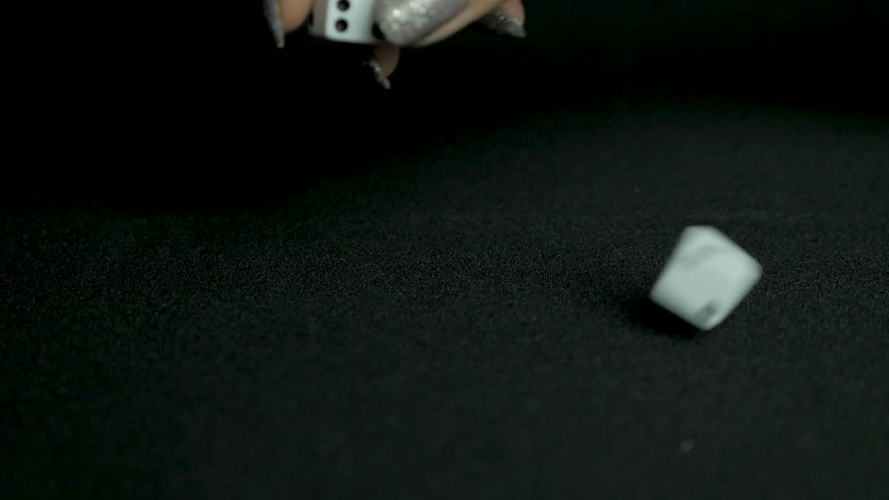 una sola matriz blanca en superficie negra