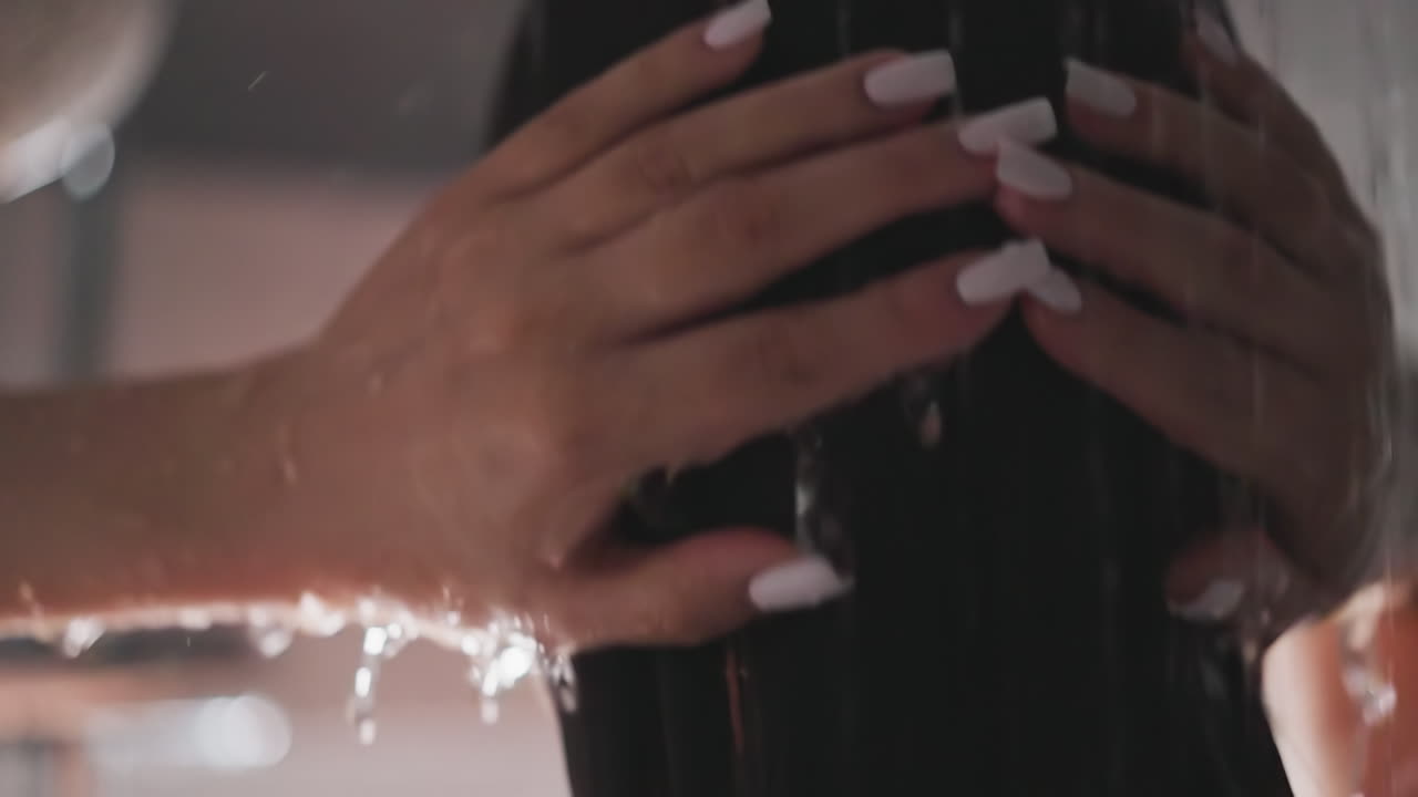 머리카락을 는 것처럼 따뜻한 물이 여성을 감싸고, 두피를 원형 움직임으로 마사지하여 철저한 청소를 보장하고 여성의 하루를 편안하게 시작합니다.