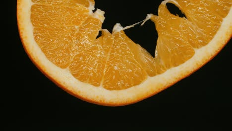 naranja sobre un fondo negro.