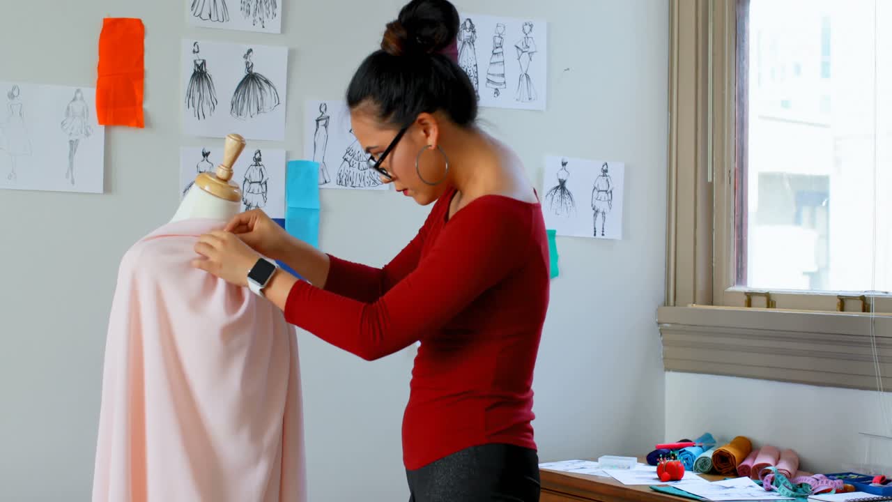 diseñador de moda trabajando en el modelo 4k de los modistas