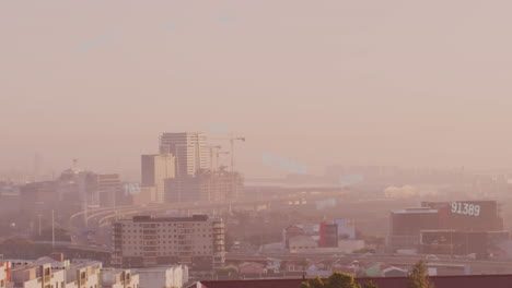 animación de múltiples números cambiantes flotando contra la vista aérea del paisaje urbano