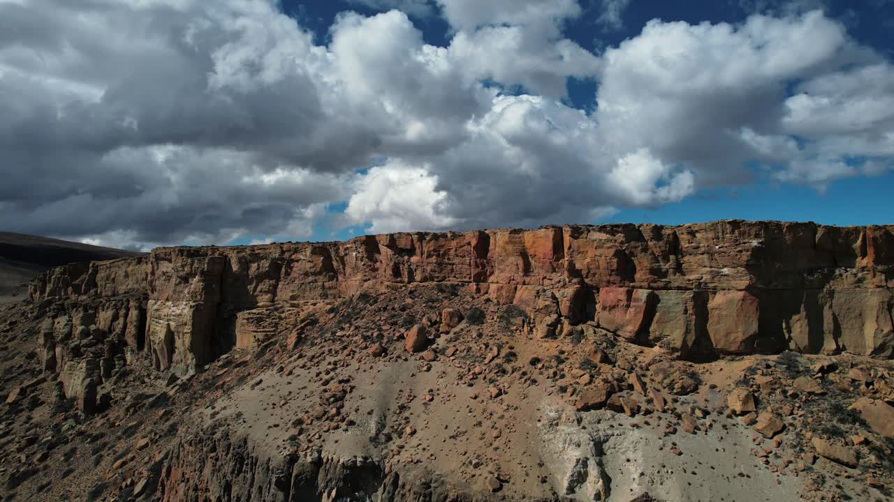 Veduta aerea del movimento delle nuvole che proietta ombre sul paesaggio patagonico.