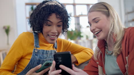 amigos, teléfono y hablando en un sofá de casa