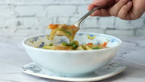 un plato de sopa deliciosa con verduras