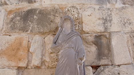 estatua de la religión cerca de las ruinas de salamis en chipre