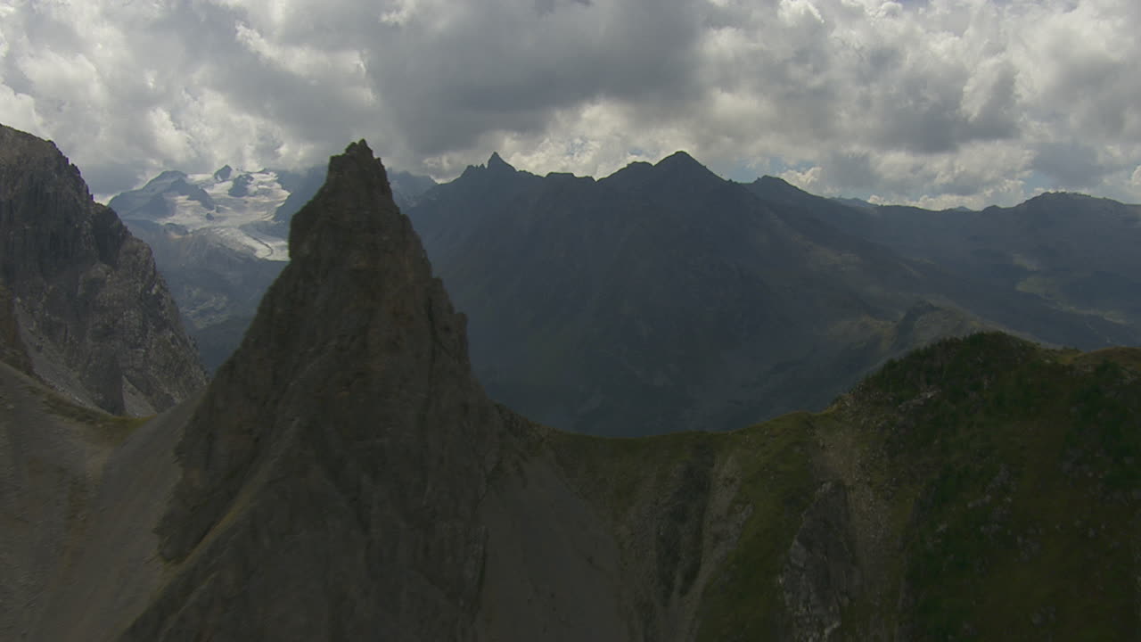 picos montañosos irregulares en los alpes franceses, parque nacional de vanoise - paisaje aéreo