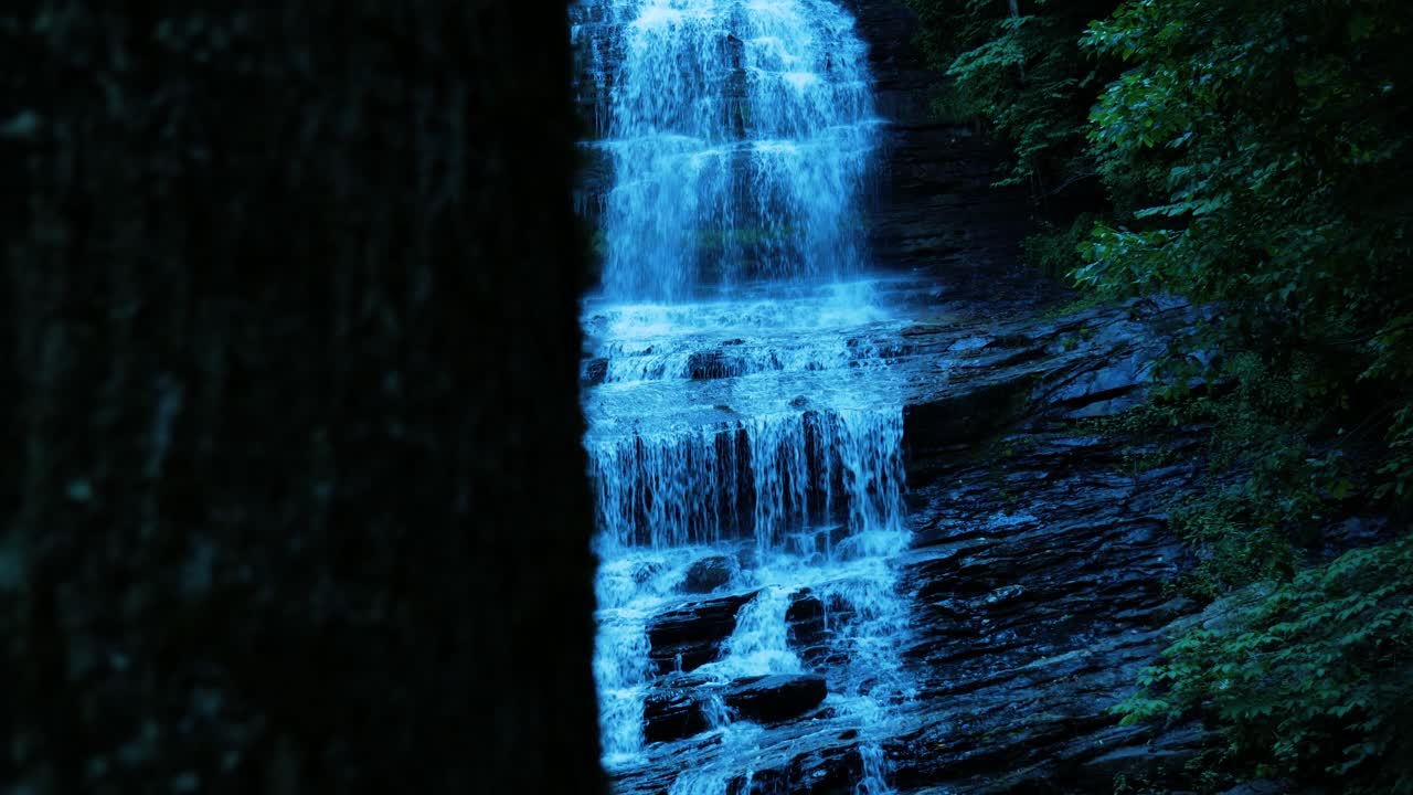 cascada revelada desde un árbol en las montañas de carolina del norte cerca de las grandes montañas humeantes