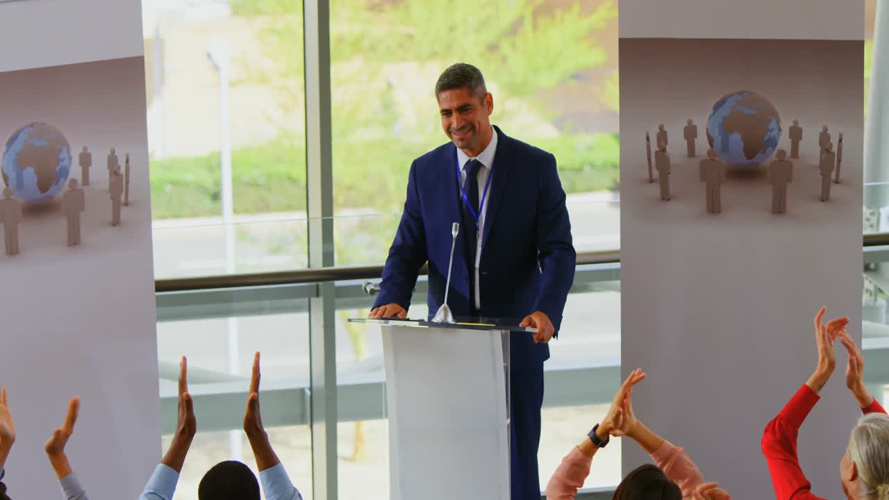 orador masculino de pie en el podio en el seminario de negocios 4k