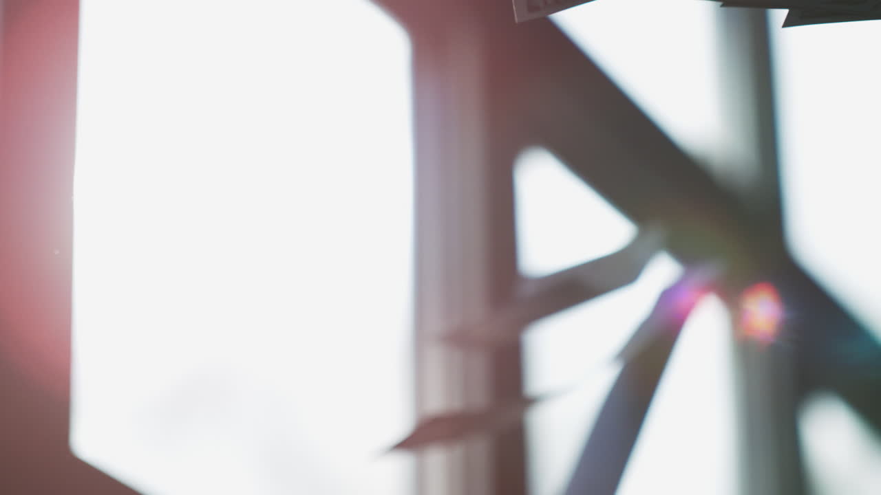 dinero colgando de una ventana