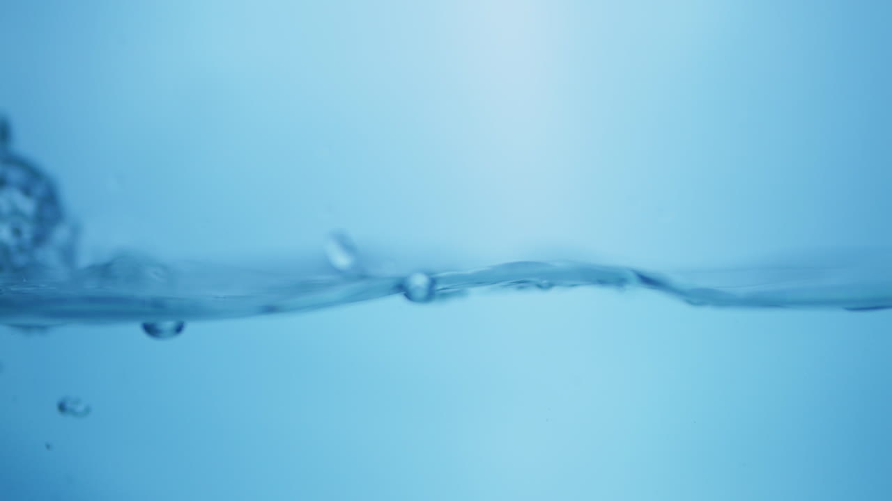 액체 표면에 떨어지는 방울의 느린 움직임의 움직임