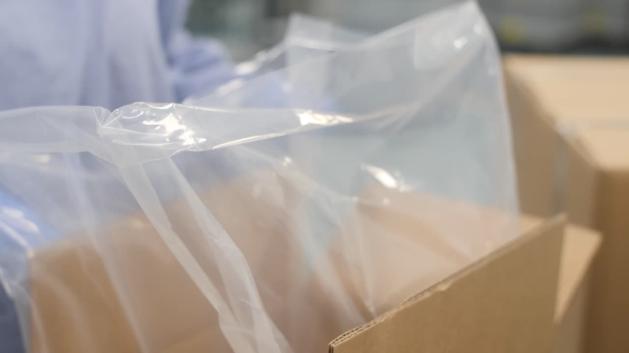 배송 전에 포장을 위해 비타민을 세고 큰 상자에 밀어 넣는 4k 비디오