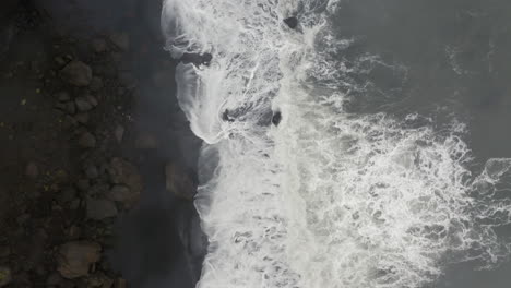 Antena:-Toma-De-órbita-De-Arriba-Hacia-Abajo-De-Olas-Espumosas-Aplastando-En-La-Playa-De-Arena-Negra-De-Reynishjara-En-Islandia