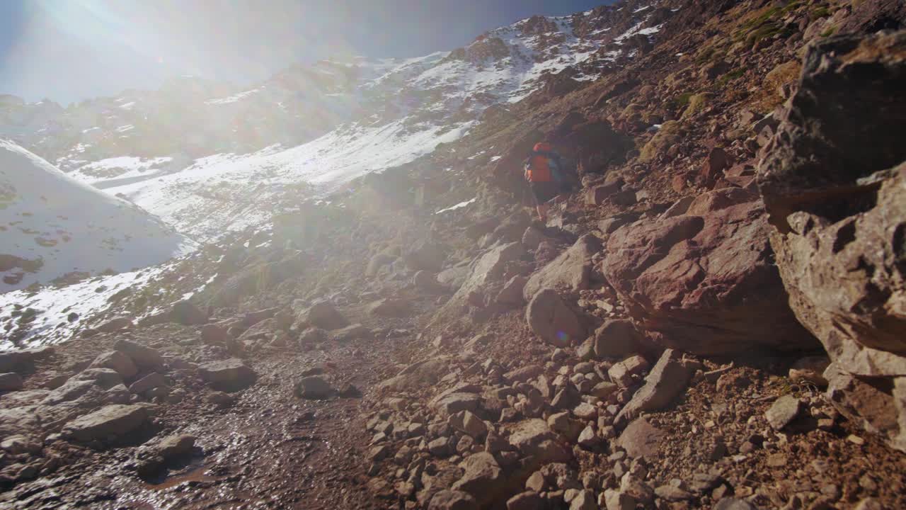 jebel toubkal 아래 높은 아틀라스 산맥 모로코의 극적인 풍경에서 하이킹하는 관광 소녀의 총을 따르십시오