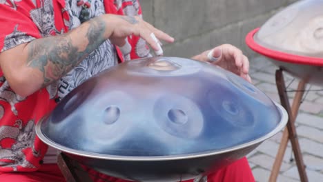 un artista callejero tocando una gaita