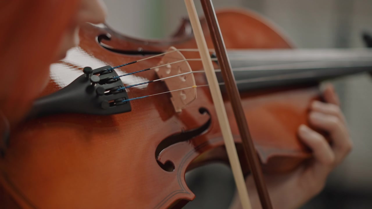 Violin craft insights. Studios demonstrate exact finger placement and resonance methods. Precise techniques of bowing and finger positioning on violin strings showcased in studio environment