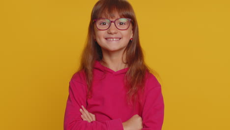 encantadora alegre niña niña aprueba en gran medida su sugerencia sacudiendo la cabeza sí aprobado buen trabajo