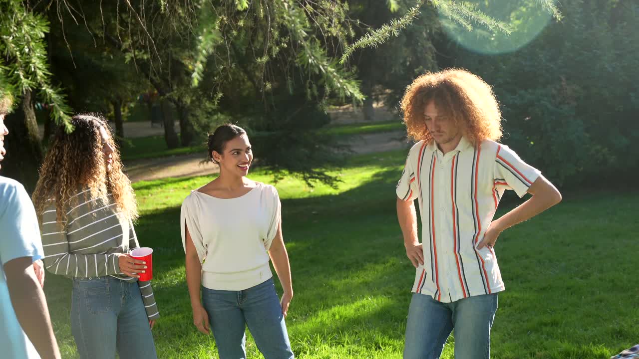 친구들이 공원에서 즐겁게 지내고 있어요.