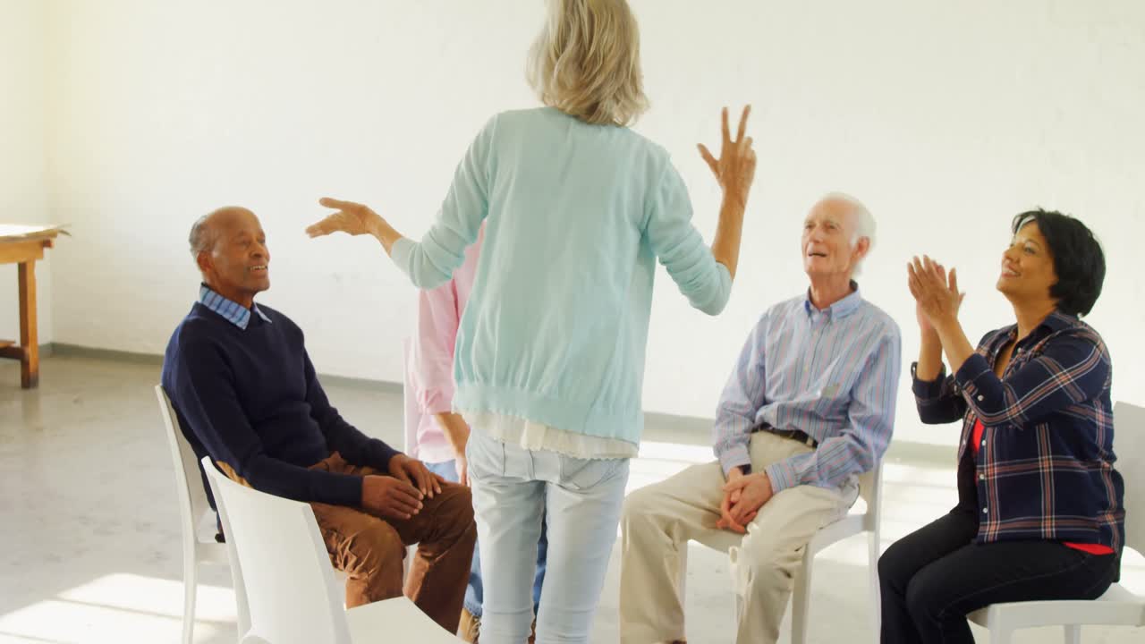 환자들과 상호 작용하는 수석 치료사 4k